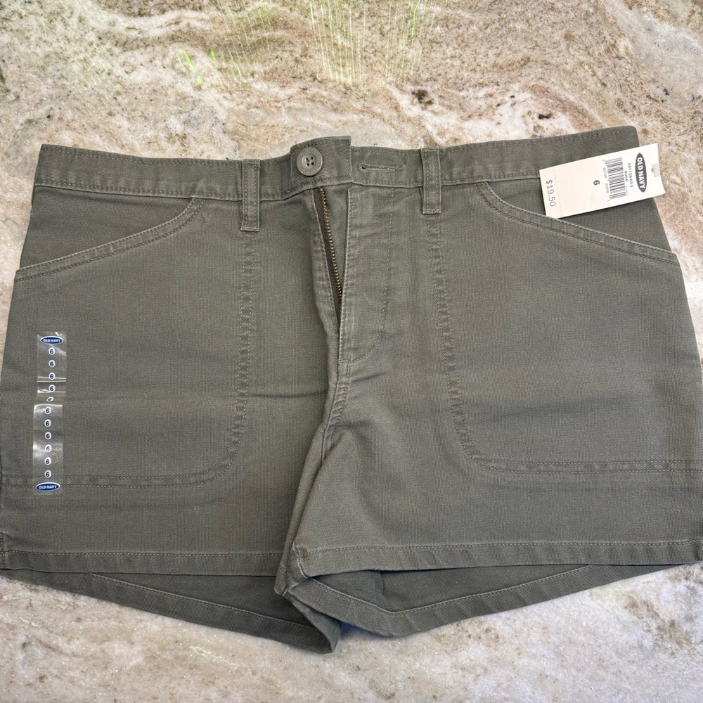 NWT!! Old Navy, Sz 6, Olive 🫒 green shorts, smoke free home!!